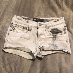 Levi’s lightwash shorts
